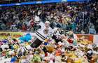 «Плюшевое безумие»: в США хоккейные болельщики выбросили на лед более 34 тысяч мягких игрушек