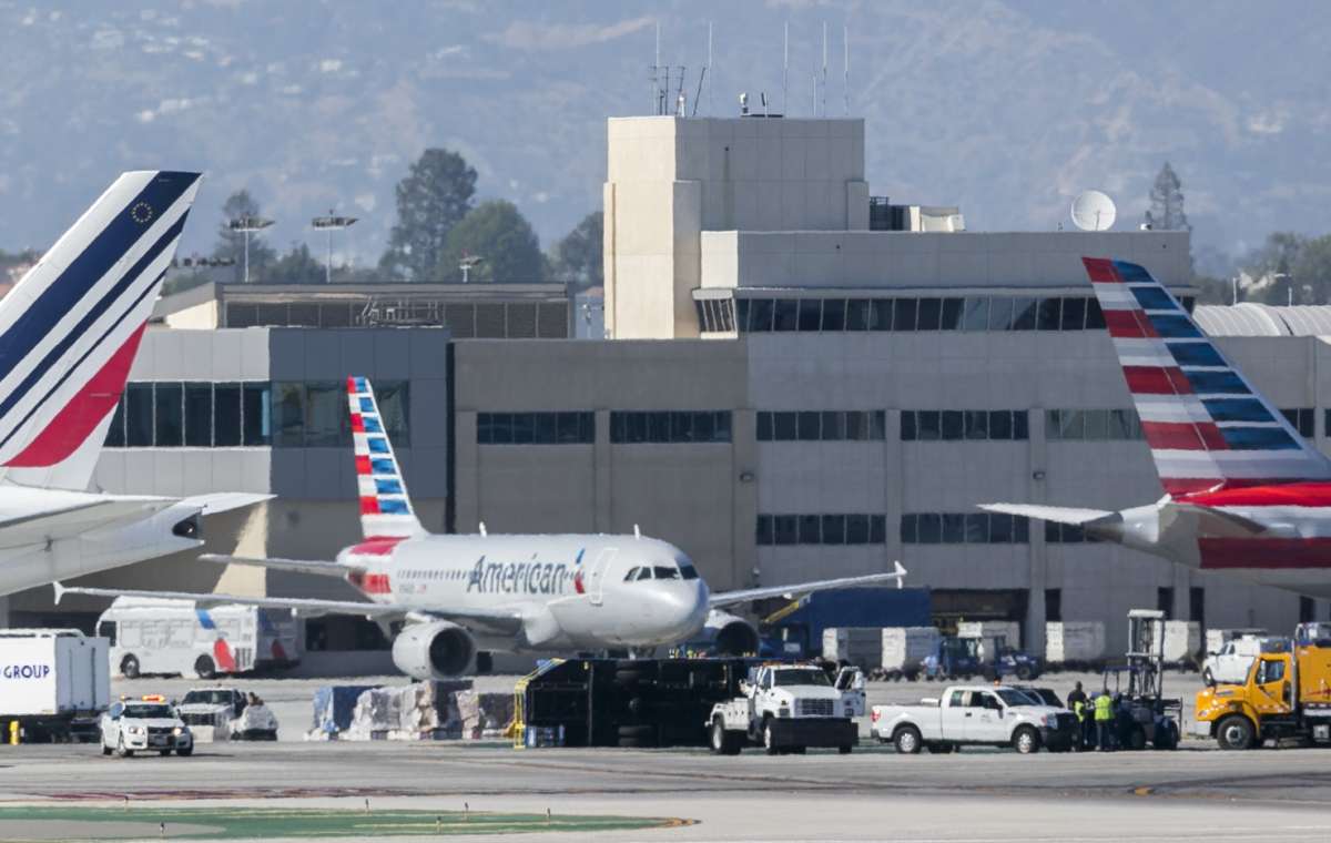Boeing 737 столкнулся с грузовиком в Лос-Анджелесе. Есть пострадавшие