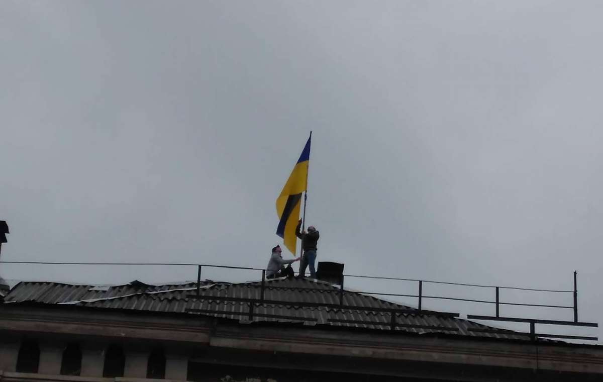 Над Константиновкой подняли флаг в честь Сергея Исаева