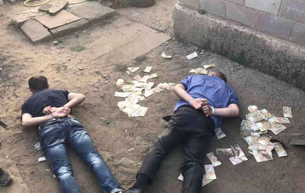 Двое мужчин в Донецкой области требовали 4 тысячи долларов в обмен на жизнь и покой