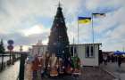 На КПВВ «Станица Луганская» появилась новогодняя елка