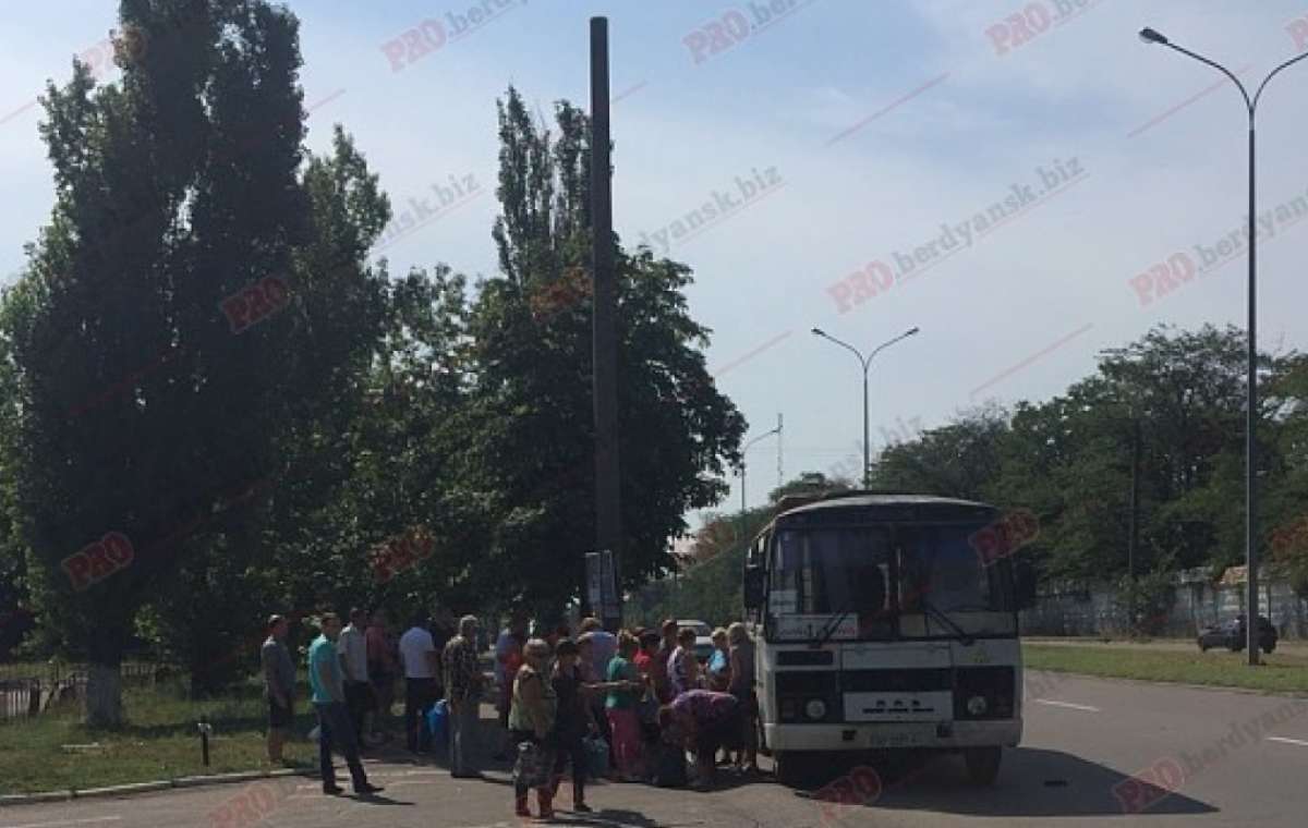 Авария в Бердянске: столкнулись пассажирский автобус и Range Rover