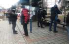 В Покровске на остановке общественного транспорта умер мужчина