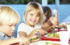 Рада ввела бесплатное питание для детей переселенцев в школах и садах