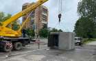 В Константиновке устанавливают бетонные укрытия на остановках