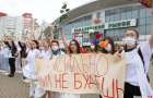 Протесты в Беларуси: На улицы городов вышли женщины с цветами