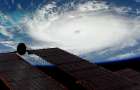 Мощный ураган «Дориан» переливается молниями: видео