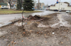 В Константиновке по тротуару на бульваре Космонавтов бегут ручьи из грязи и воды