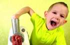 В Доброполье двухлетний ребенок застрял рукой в мясорубке