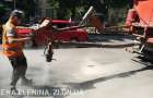 В Покровске аварийную улицу коммунальщики ремонтируют своими силами