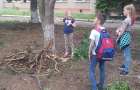 В Светлодарске дети благодарят деревья за спасение от снаряда