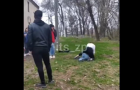 Две школьницы устроили драку из-за парня — видео
