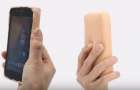 Жуткий чехол для телефона из искусственной человеческой кожи  создали ученые
