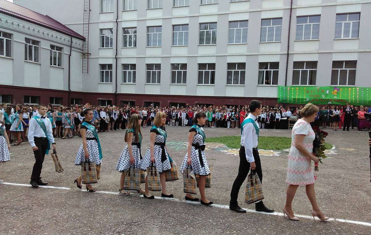 Ура! Каникулы:  Ученики Константиновки и района попрощались со школой