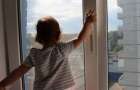 Трехлетняя девочка выпала из окна третьего этажа в Дружковке