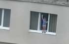 В Мариуполе 4-летний ребенок ходил по подоконнику на 9-м этаже