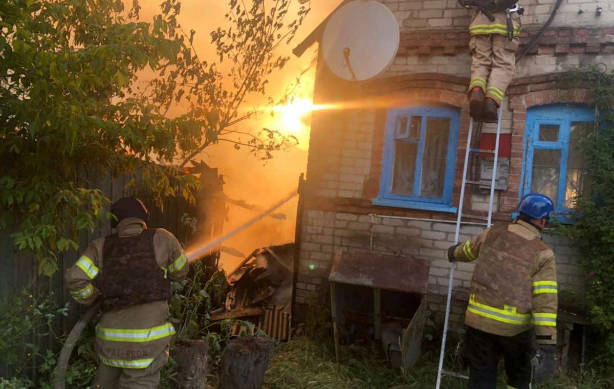 Рятувальники Костянтинівки гасили пожежу в приватному будинку після обстрілу