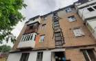 В Константиновке жильцы дома бьют тревогу из-за состояния своего жилья – видео