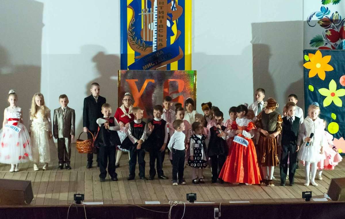 Дети пели и танцевали для женщин Константиновки