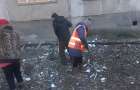 Жители пострадавшего дома и коммунальщики в Константиновке ликвидируют последствия «прилета»