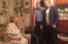 Начальство добропольской полиции подарило пенсионерке инвалидную коляску