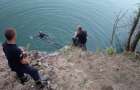 В Днепропетровской области подросток во время селфи упал в карьер и погиб