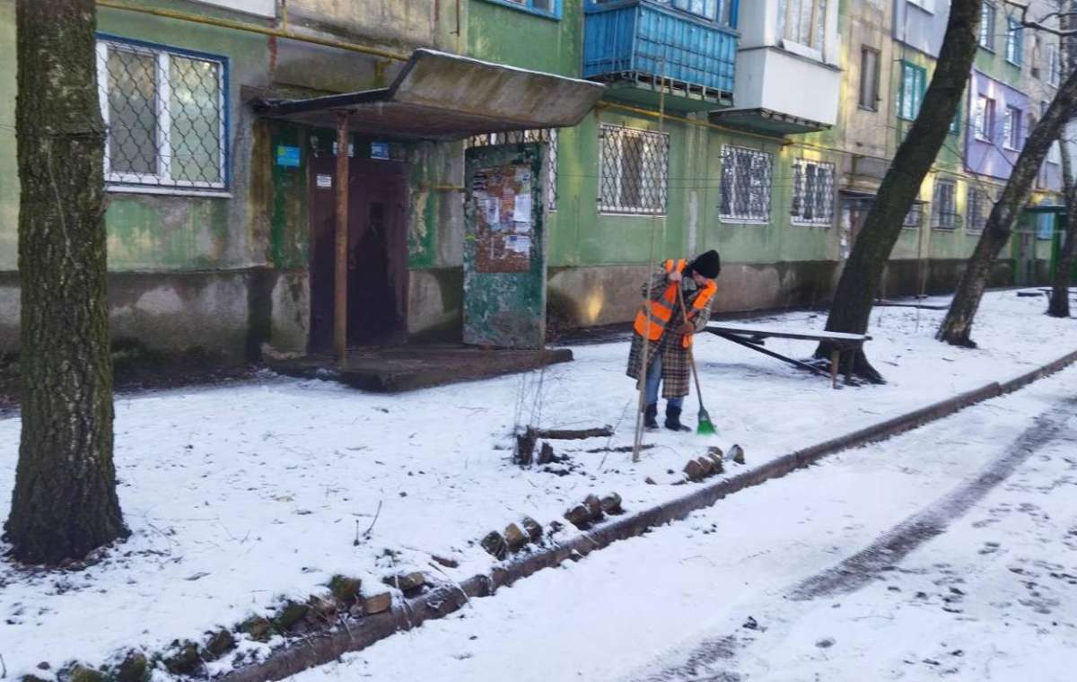 Дороги посыпаны, мусор вывозится: Как сегодня работают коммунальщики Константиновки