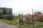 «Песочница строгого режима»: в Омске детскую площадку оградили колючей проволокой