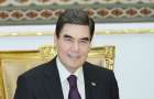 В Туркмении госучреждения заставили приобрести новые портреты президента из-за его седины