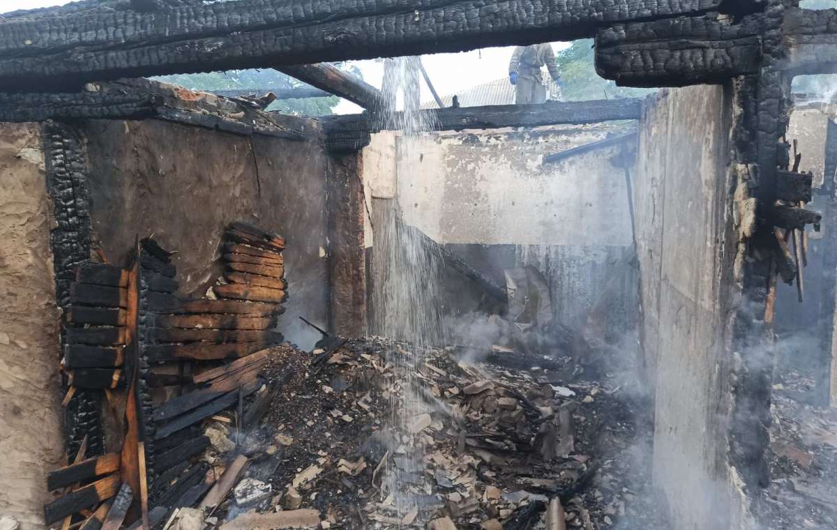 Пожар в Славянске: сгорел частный дом и два автомобиля