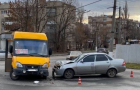 ВАЗ врезался в автобус в Славянске — два человека пострадали
