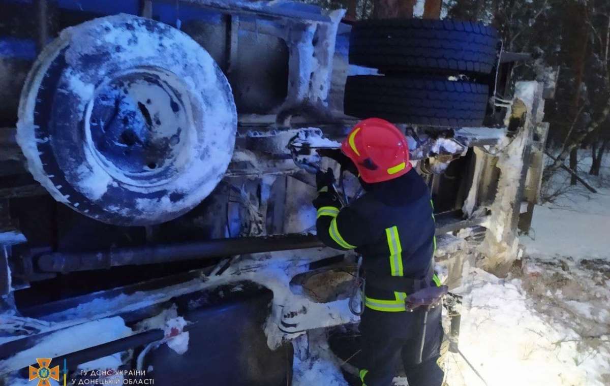Спасатели продолжают вытаскивать из снежных ловушек рейсовые автобусы, грузовики и легковушки