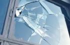 Подростки кирпичами разбили окна колледжа в Дружковке