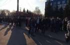 Тысячи людей в Кривом Роге стояли в очереди за пропусками на транспорт