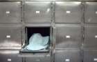 Летают полчища мух: В морге Бахмута сломанный холодильник не могут починить с весны