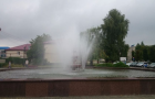 В Мирнограде коммунальщики чистили городской фонтан