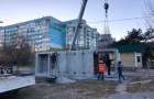 В Славянске на остановках устанавливают бетонные укрытия