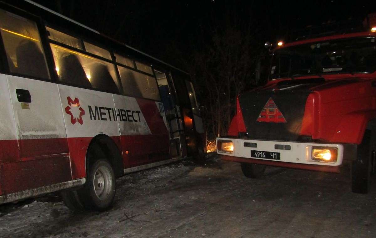На Донетчине спасатели вызволяли из снежной ловушки автобус с детьми