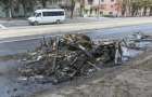 В Днепре водитель КамАЗа выгрузил загоревшийся мусор на дорогу