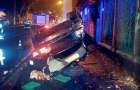 В Мариуполе авто врезалось в отбойник и перевернулось: трое пострадавших