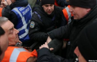 Возле офиса «Укрзализныци» произошли столкновения между протестующими и силовиками