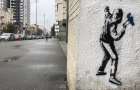 Граффити легендарного Бэнкси появились в Киеве на стенах