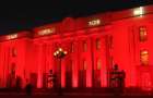 Здание Рады «зажгли» красным в знак борьбы с туберкулезом