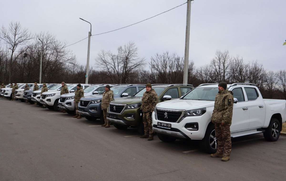 Захисникам Донеччини передали ще 12 нових авто