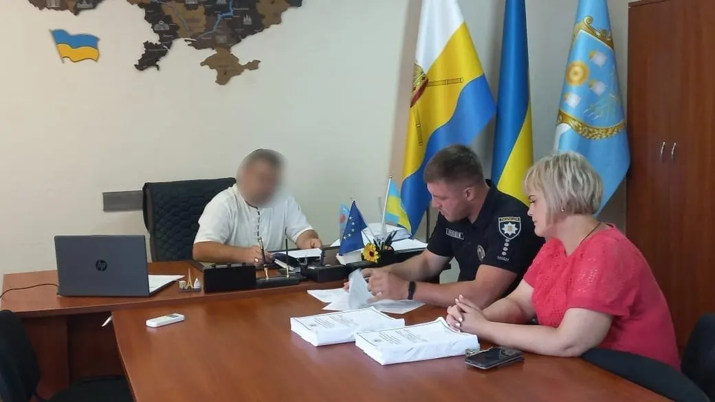 На Миколаївщині посадовця та бухгалтерку підозрюють у розтраті 500 тисяч на шкільному харчуванні