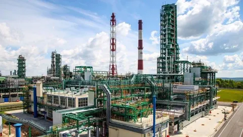 Ярославський НПЗ зупинився після удару дронів: що це означає для російського рин