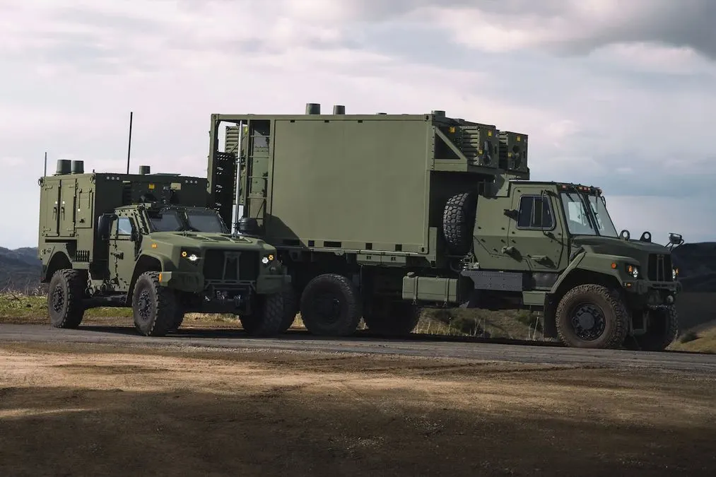 США запускають у серію "розумні" військові вантажівки TITAN від Palantir
