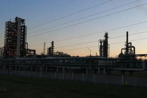 Ярославський НПЗ зупинив переробку після удару: що це означає для ринку