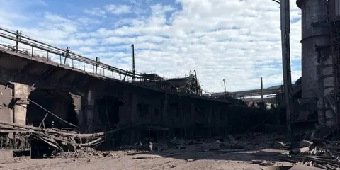 Обстріли зупинили заводи, що давали 90% української сталі