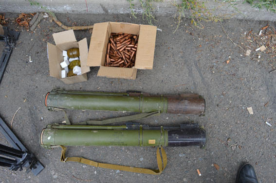 В Покровском районе горе-рыболовы перевозили целый арсенал оружия